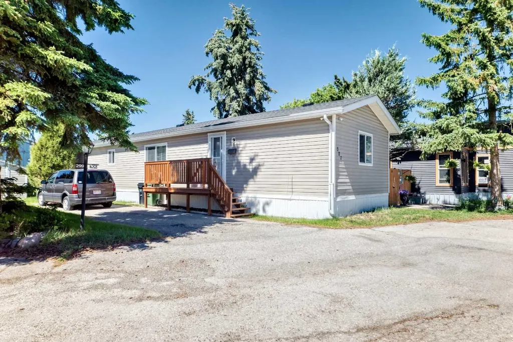 3223 83 Street NW Calgary AB T3B 5N7