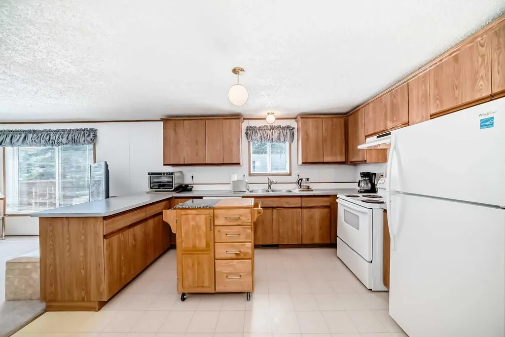 3223 83 Street NW Calgary AB T3B 5N7