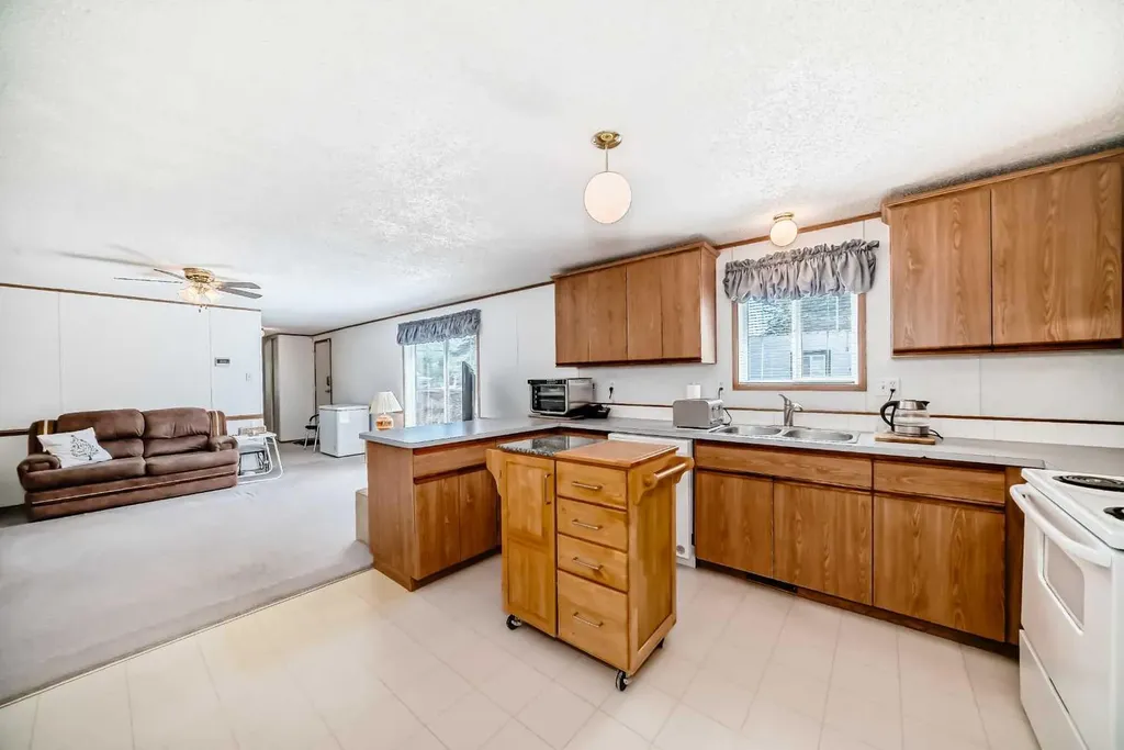 3223 83 Street NW Calgary AB T3B 5N7