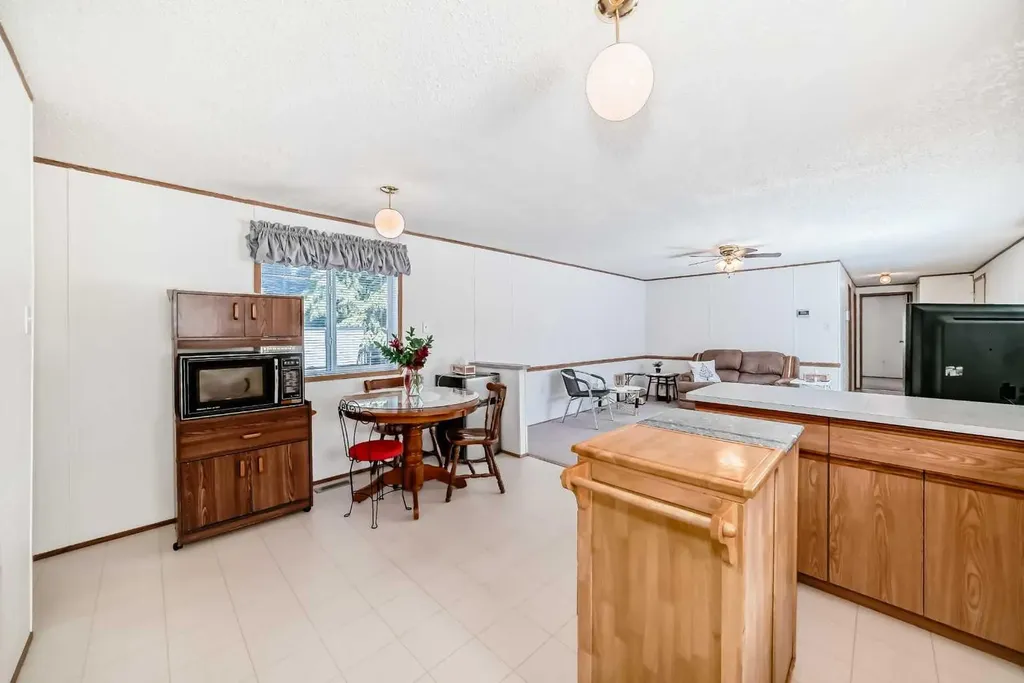 3223 83 Street NW Calgary AB T3B 5N7