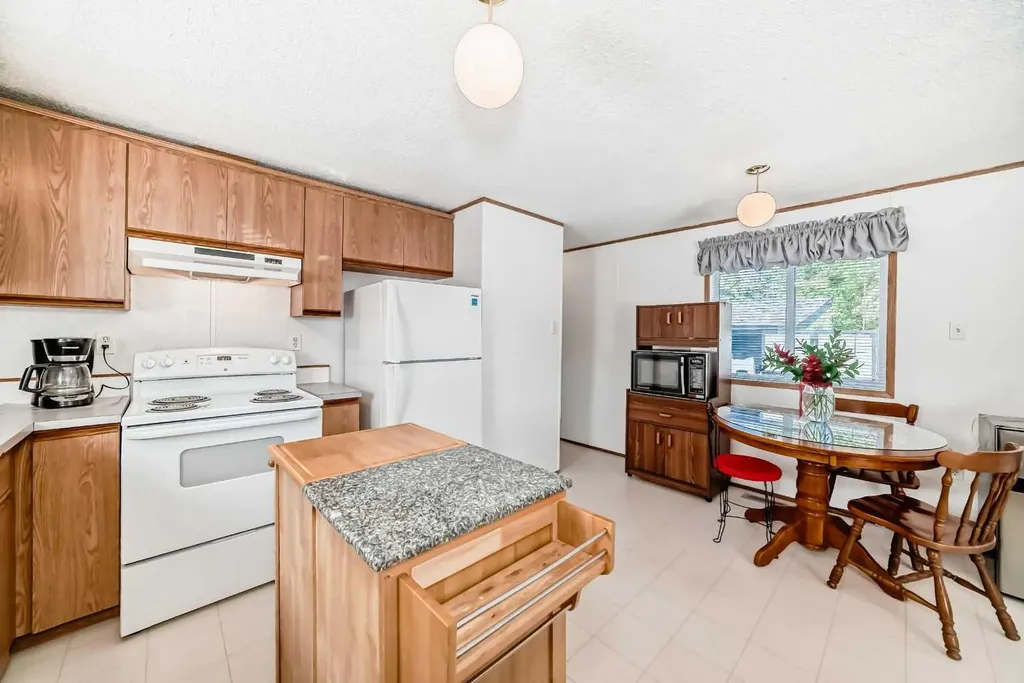 3223 83 Street NW Calgary AB T3B 5N7
