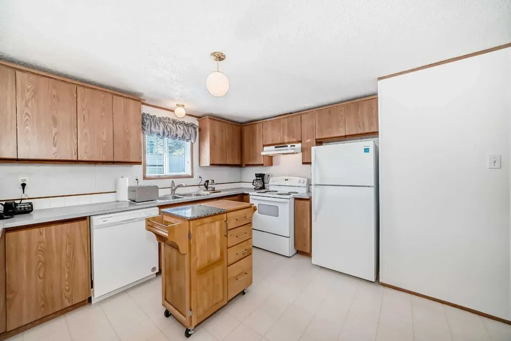 3223 83 Street NW Calgary AB T3B 5N7