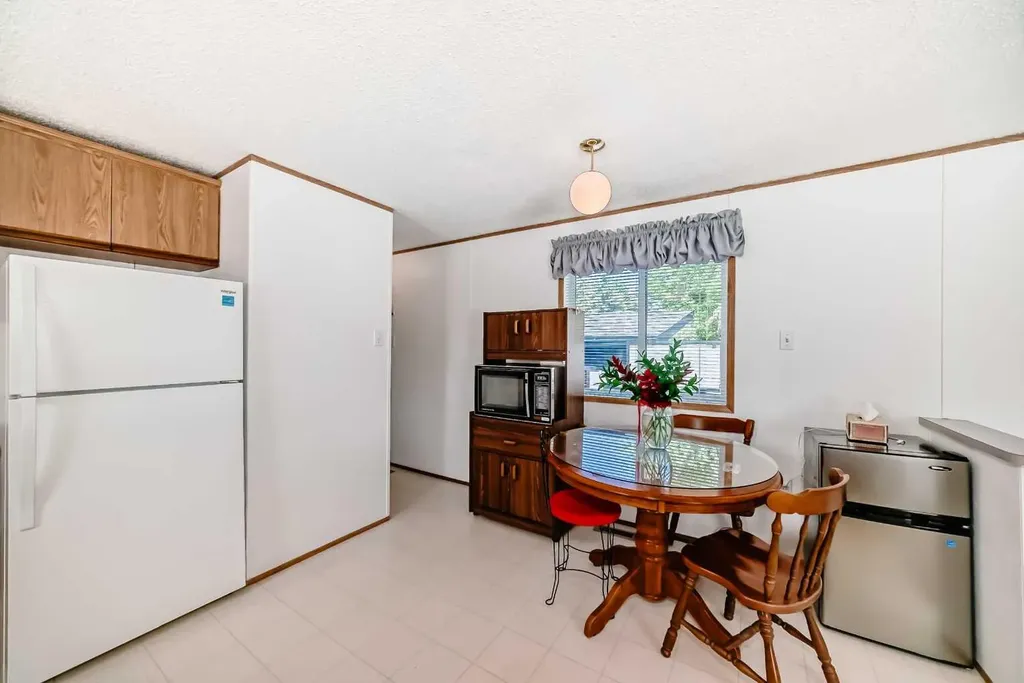 3223 83 Street NW Calgary AB T3B 5N7
