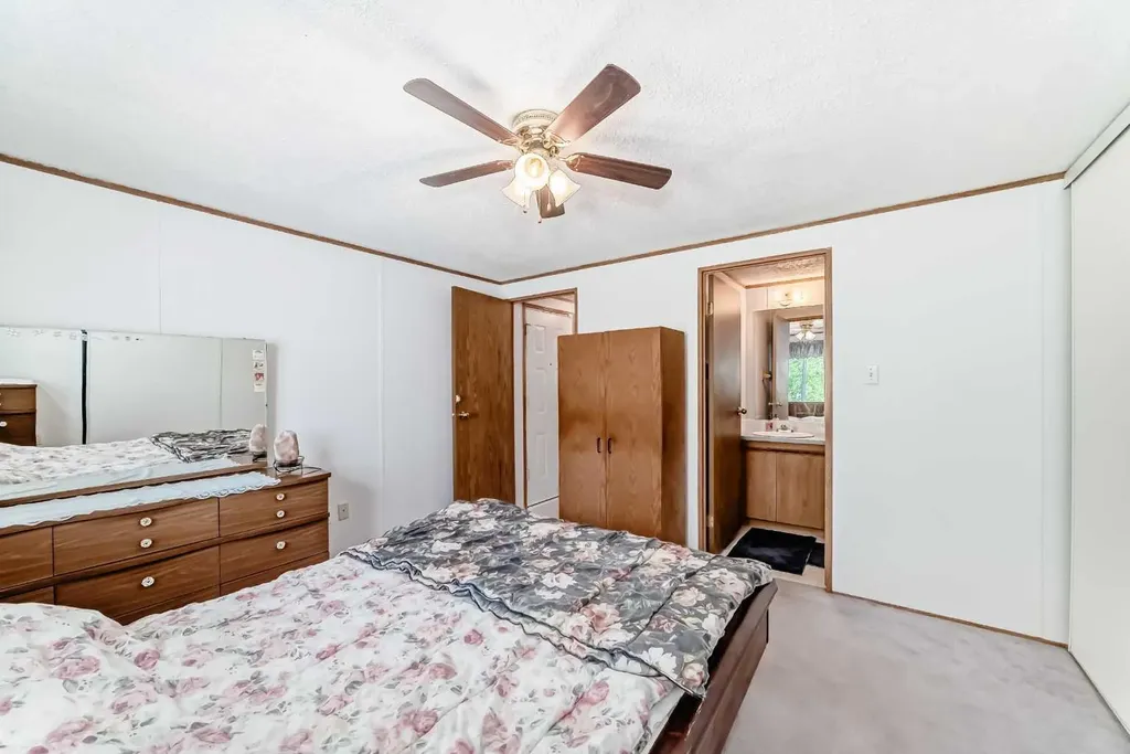 3223 83 Street NW Calgary AB T3B 5N7