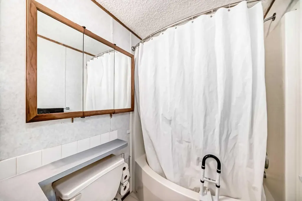 3223 83 Street NW Calgary AB T3B 5N7