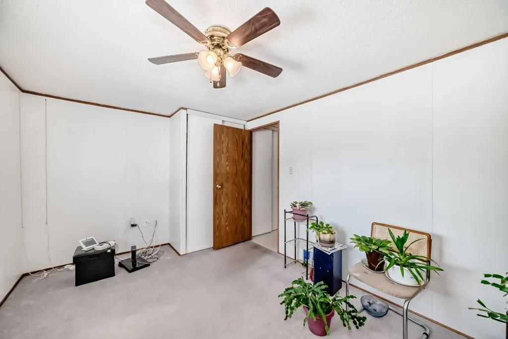 3223 83 Street NW Calgary AB T3B 5N7