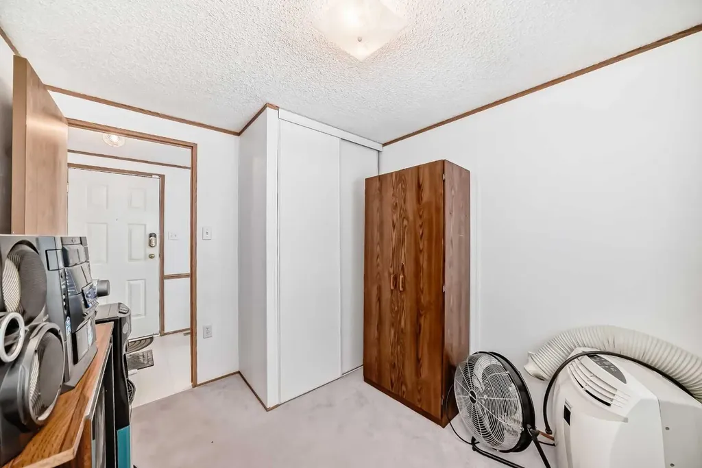 3223 83 Street NW Calgary AB T3B 5N7