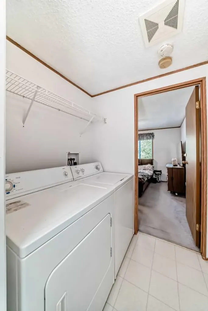 3223 83 Street NW Calgary AB T3B 5N7