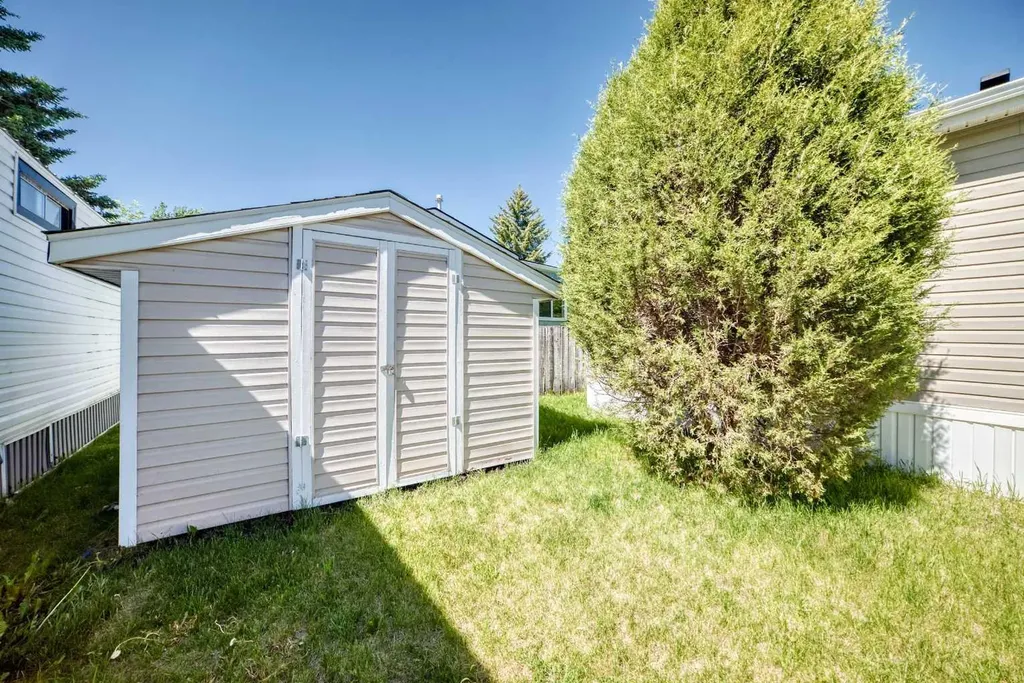 3223 83 Street NW Calgary AB T3B 5N7