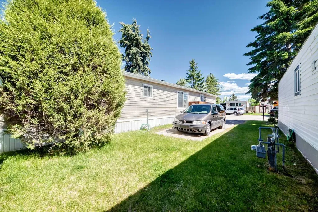 3223 83 Street NW Calgary AB T3B 5N7