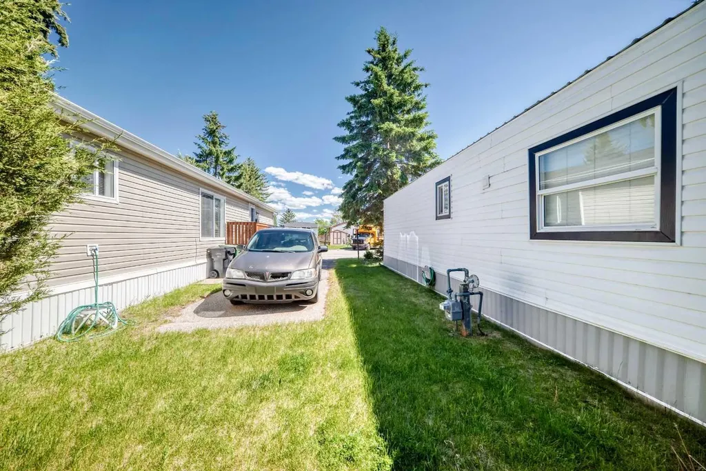 3223 83 Street NW Calgary AB T3B 5N7