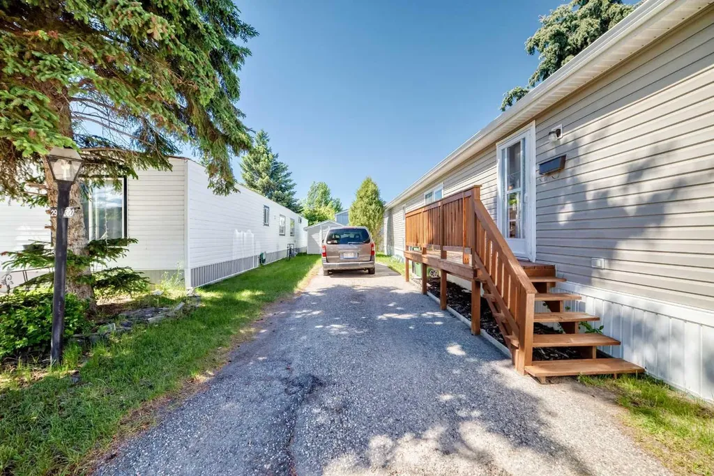 3223 83 Street NW Calgary AB T3B 5N7