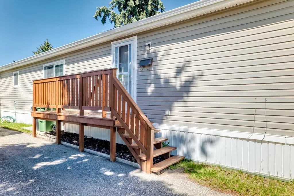3223 83 Street NW Calgary AB T3B 5N7