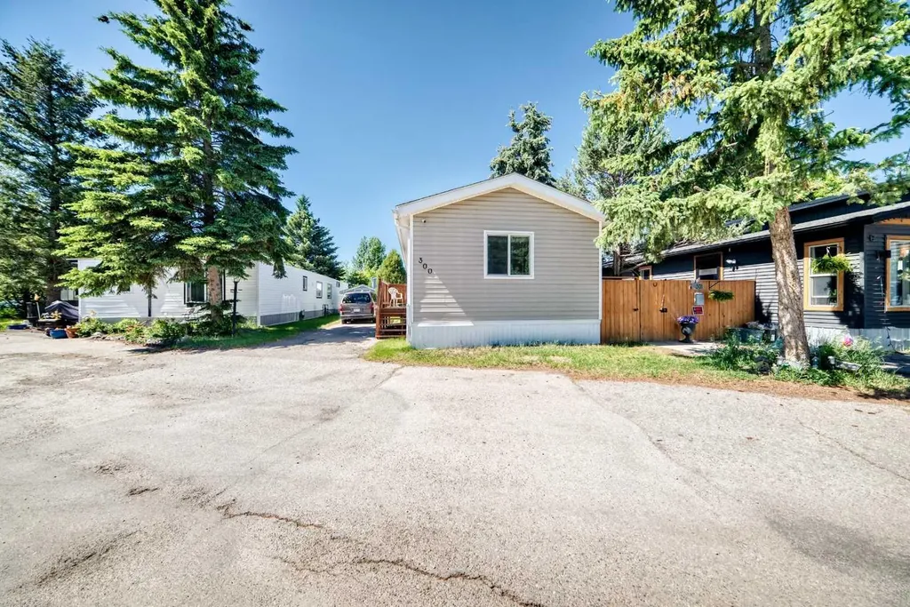 3223 83 Street NW Calgary AB T3B 5N7