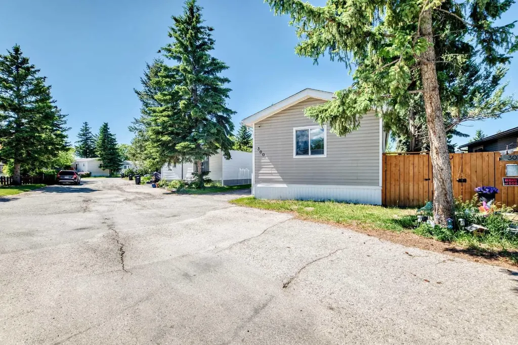 3223 83 Street NW Calgary AB T3B 5N7