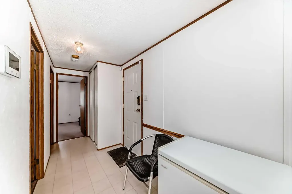 3223 83 Street NW Calgary AB T3B 5N7