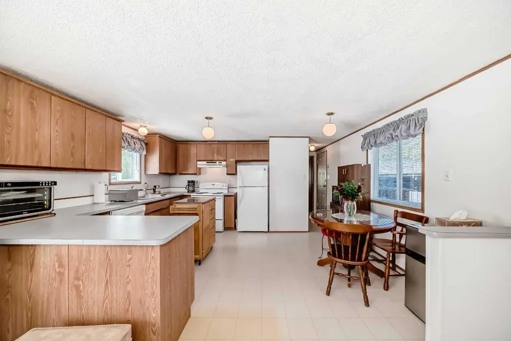 3223 83 Street NW Calgary AB T3B 5N7