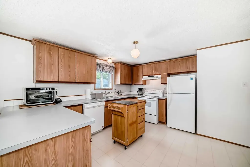 3223 83 Street NW Calgary AB T3B 5N7