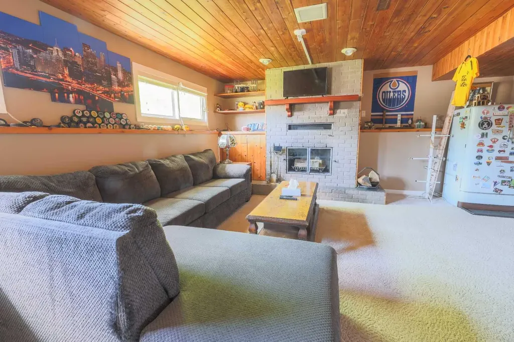 5739 55 Street Rocky Mountain House AB T4T 1J7