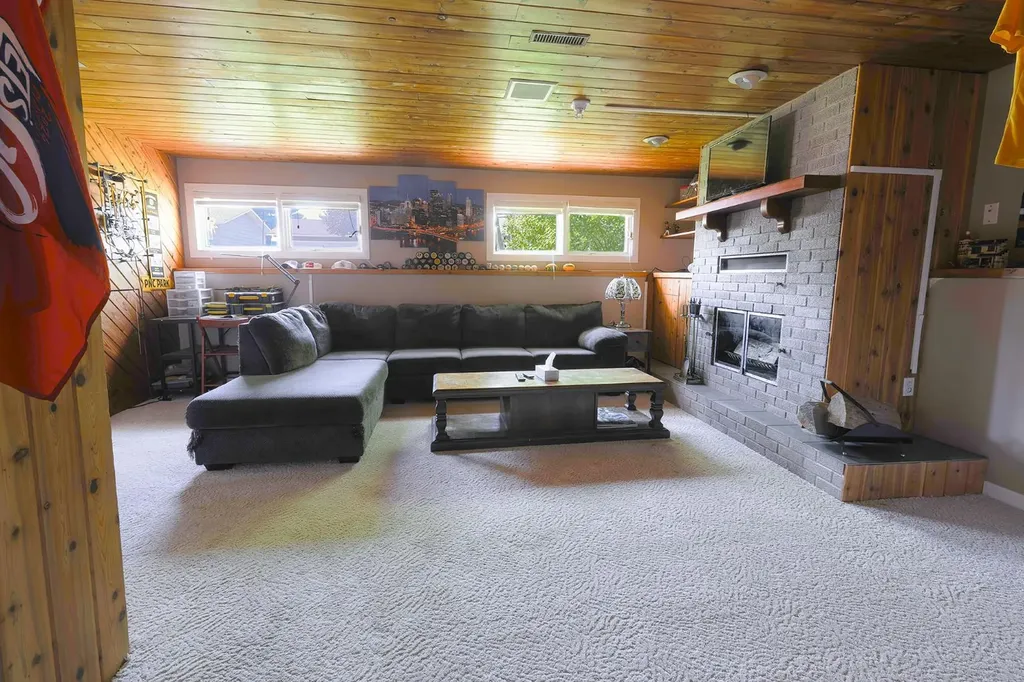 5739 55 Street Rocky Mountain House AB T4T 1J7