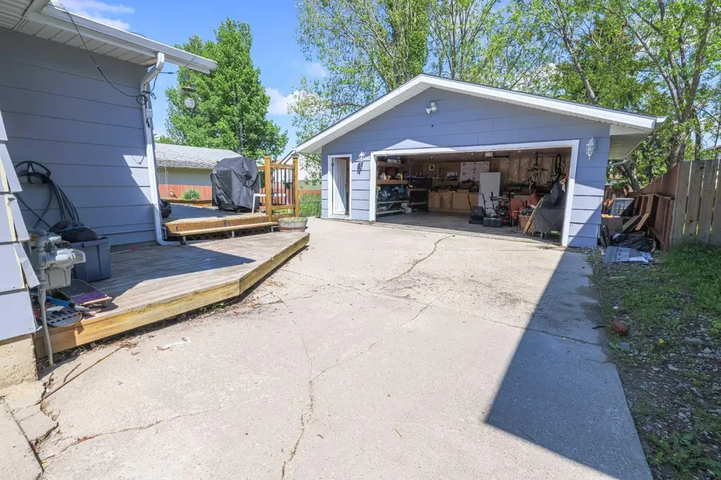 5739 55 Street Rocky Mountain House AB T4T 1J7