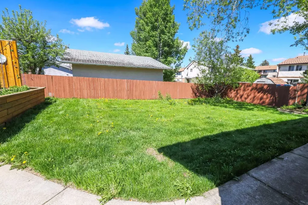 5739 55 Street Rocky Mountain House AB T4T 1J7