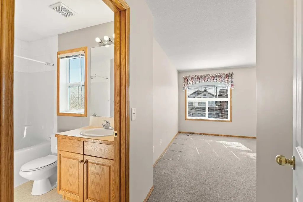 126 Saddleridge Close NE Calgary AB T3J 4X1