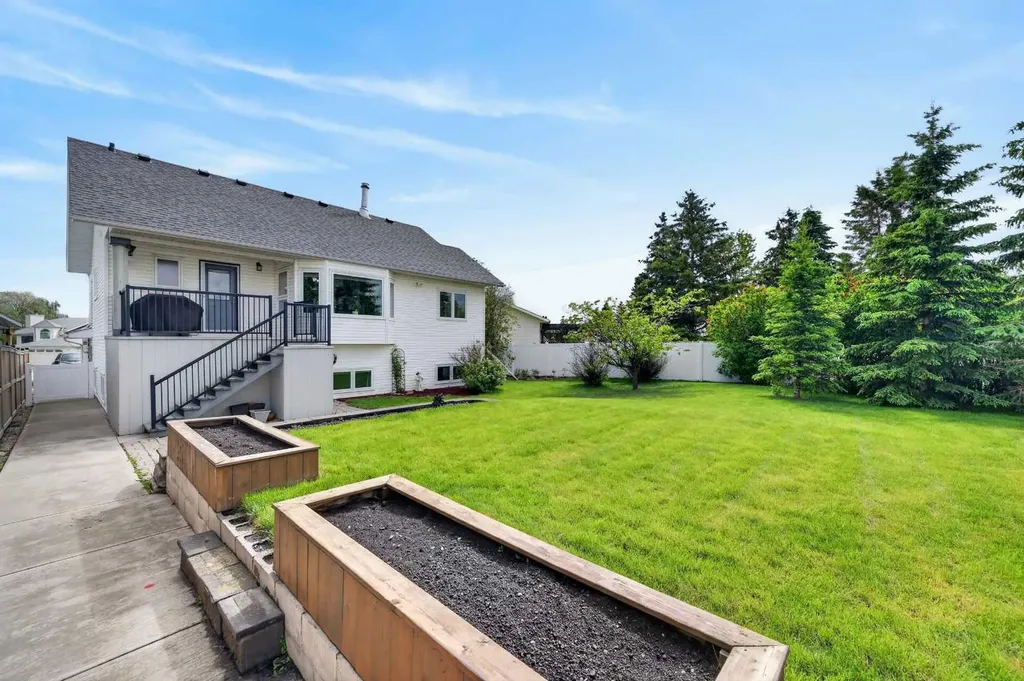 35 Pine Place Crossfield AB T0M 0S0
