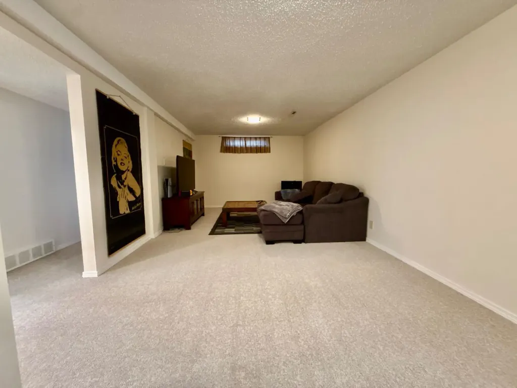 2015 24 Street S Lethbridge AB T1K 2M6