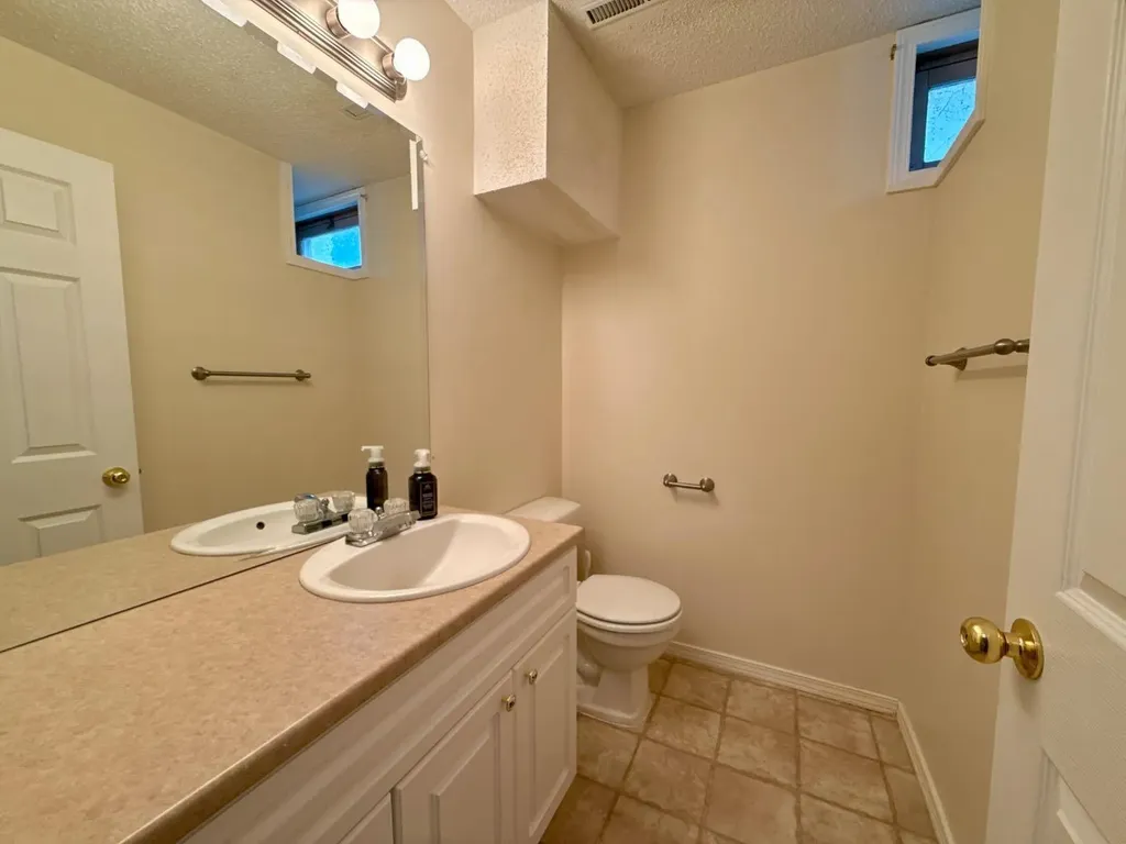 2015 24 Street S Lethbridge AB T1K 2M6