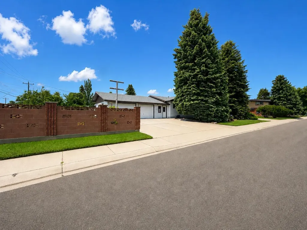2015 24 Street S Lethbridge AB T1K 2M6