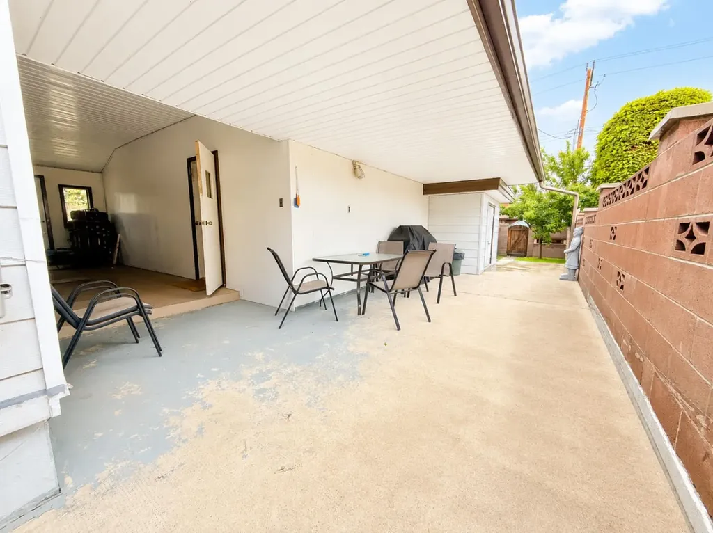 2015 24 Street S Lethbridge AB T1K 2M6