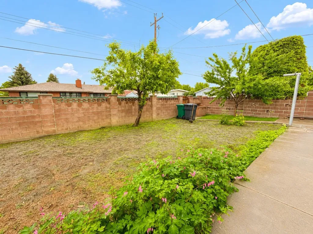2015 24 Street S Lethbridge AB T1K 2M6