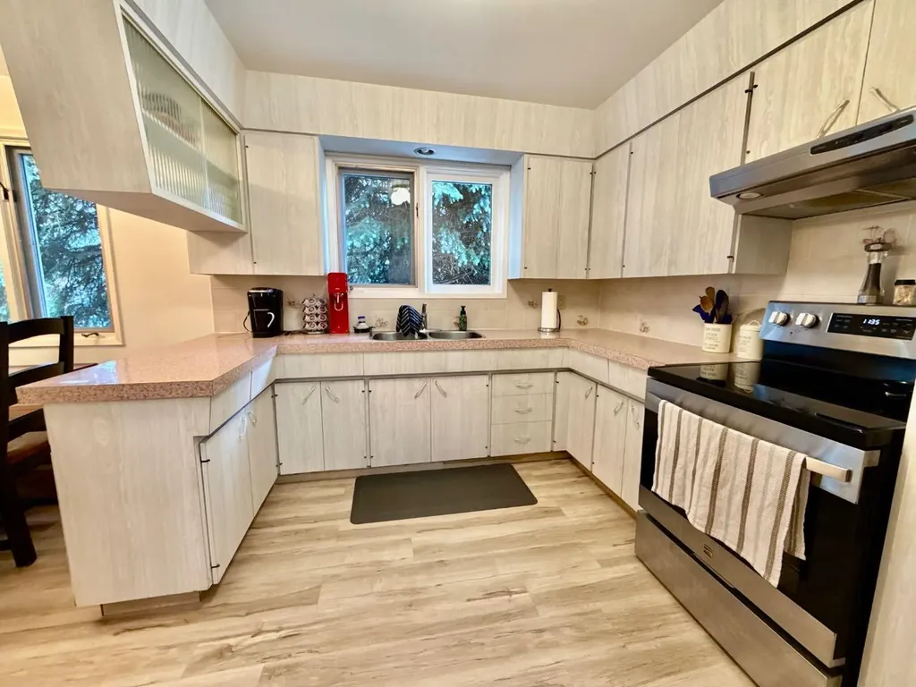 2015 24 Street S Lethbridge AB T1K 2M6