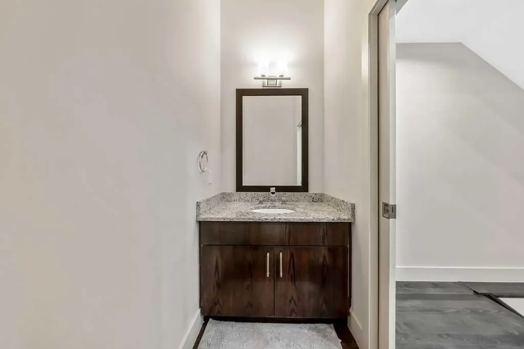 1136 17 Avenue NW Calgary AB T2M 0P6