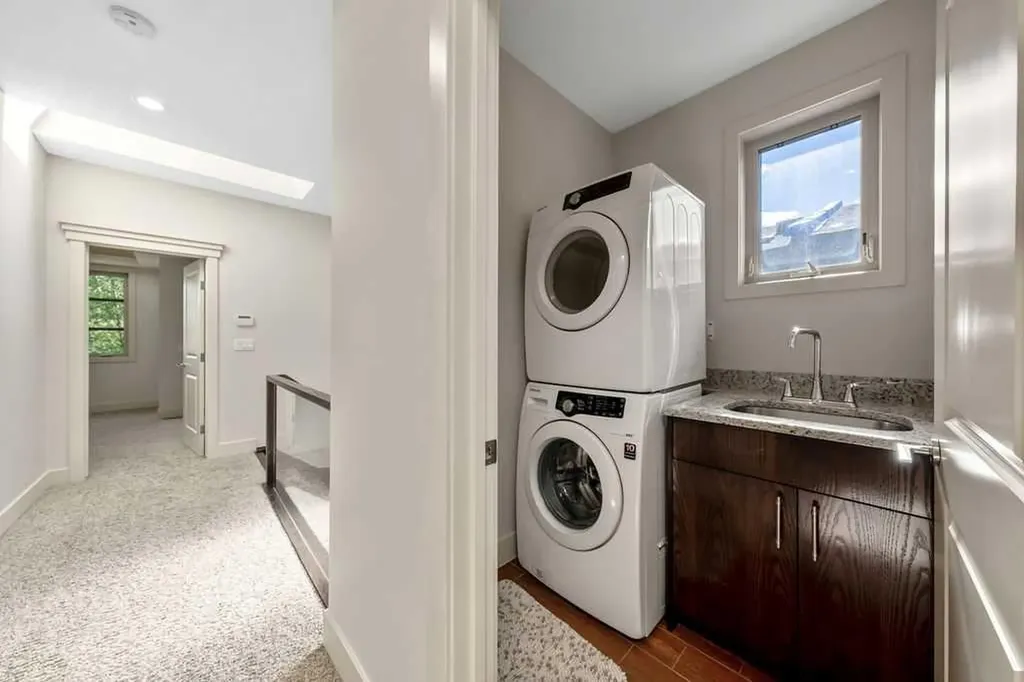 1136 17 Avenue NW Calgary AB T2M 0P6