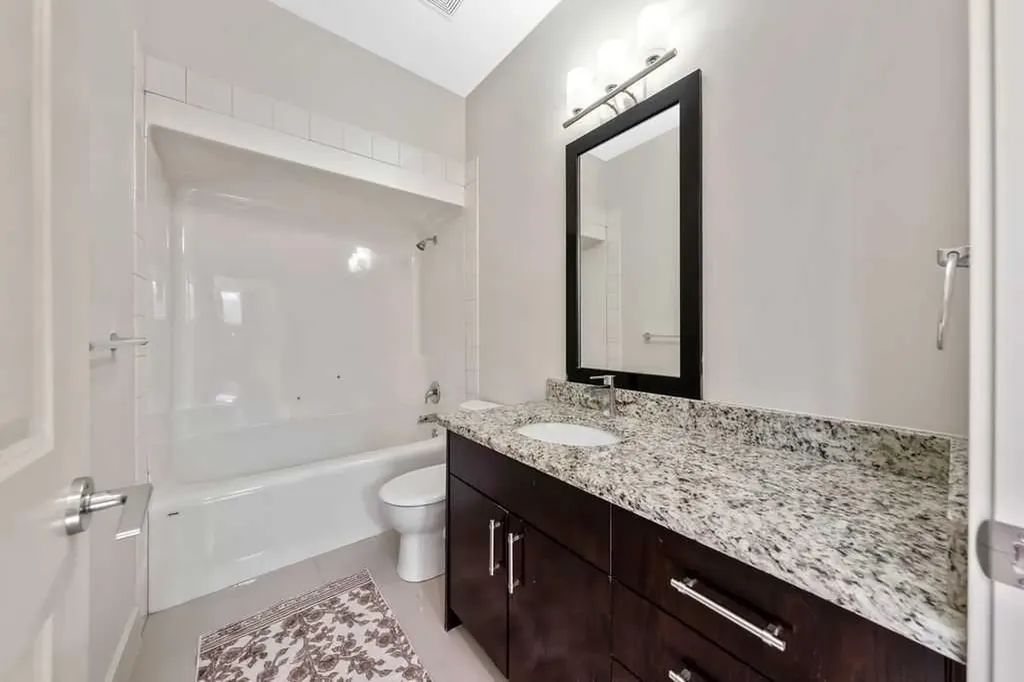 1136 17 Avenue NW Calgary AB T2M 0P6