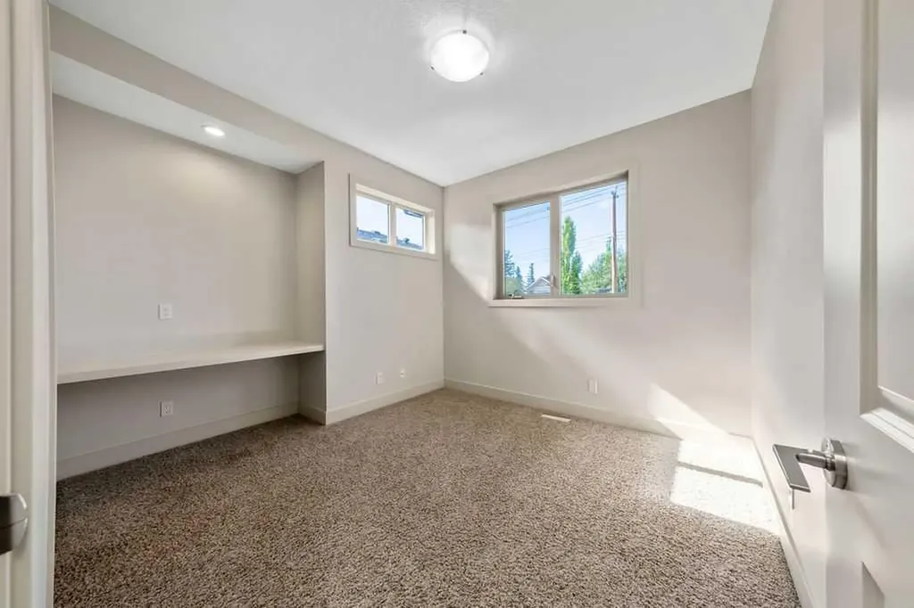 1136 17 Avenue NW Calgary AB T2M 0P6