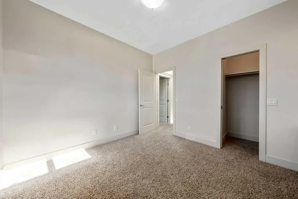 1136 17 Avenue NW Calgary AB T2M 0P6
