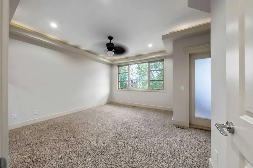 1136 17 Avenue NW Calgary AB T2M 0P6