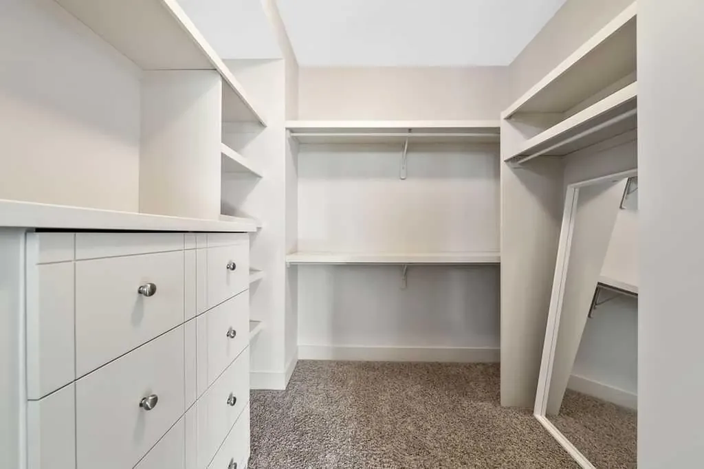 1136 17 Avenue NW Calgary AB T2M 0P6