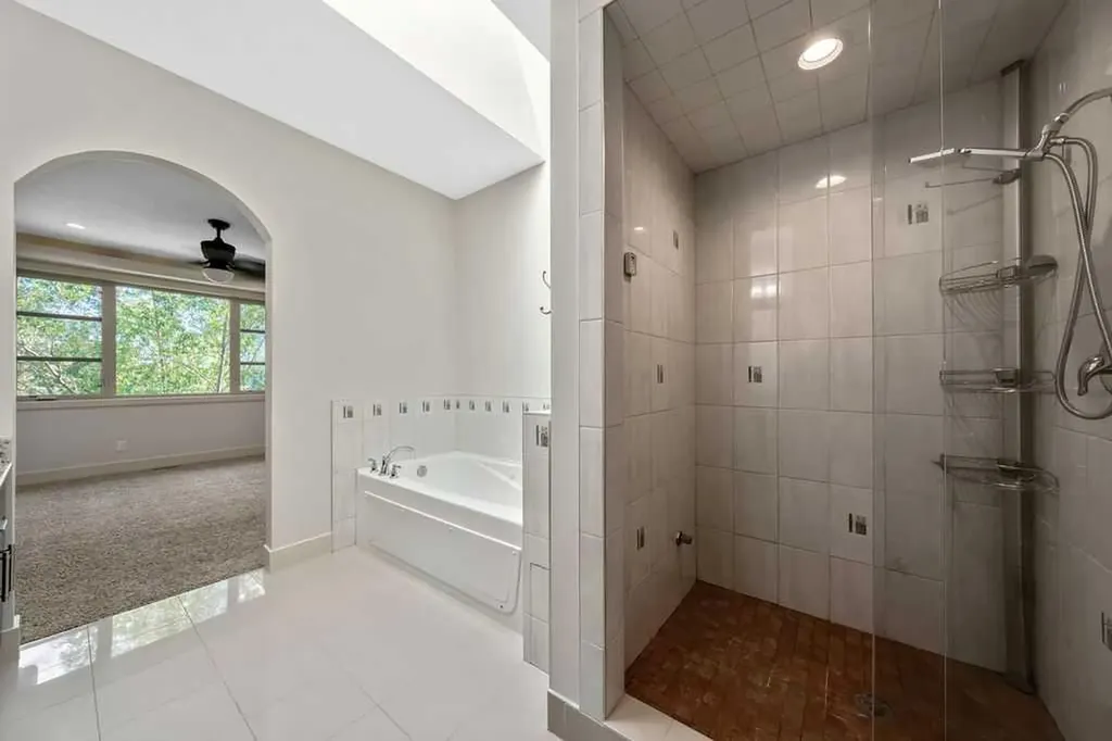 1136 17 Avenue NW Calgary AB T2M 0P6
