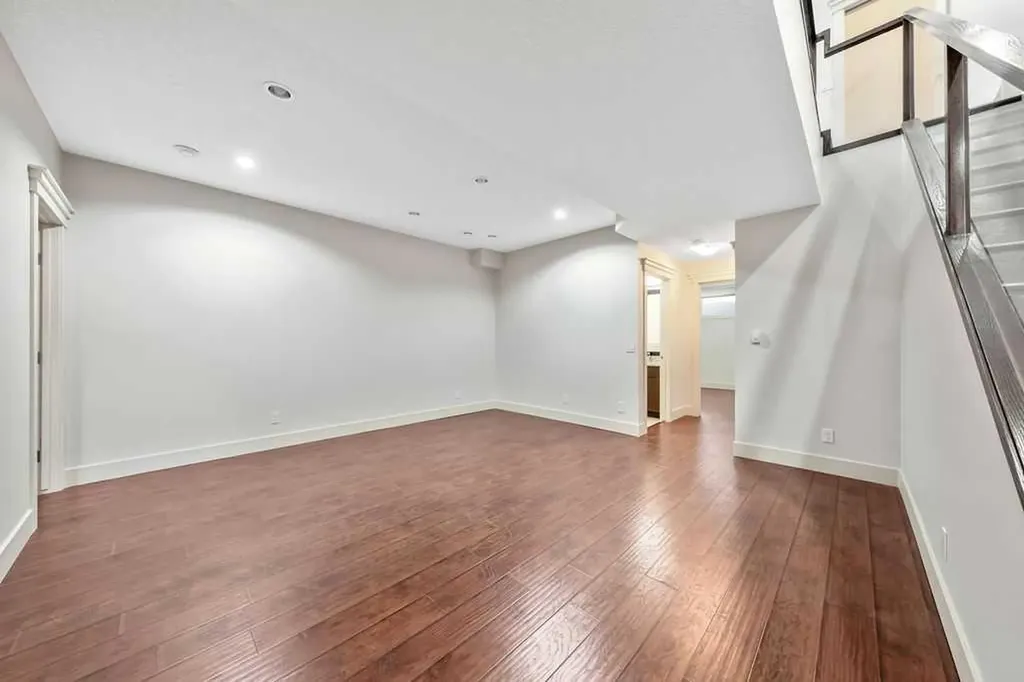 1136 17 Avenue NW Calgary AB T2M 0P6