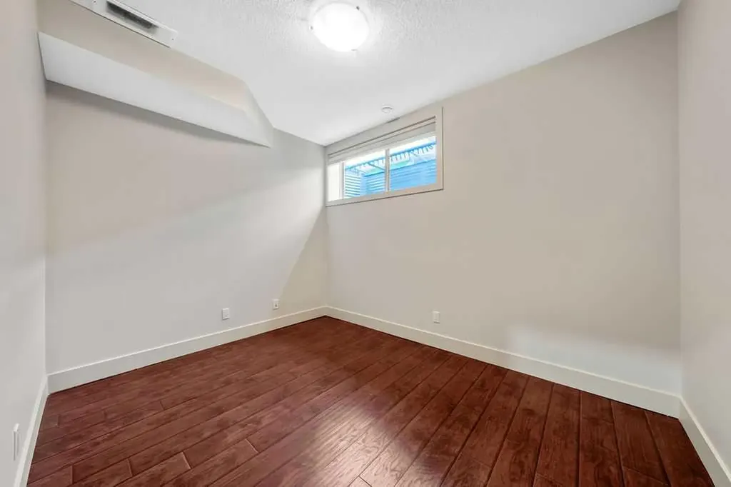 1136 17 Avenue NW Calgary AB T2M 0P6