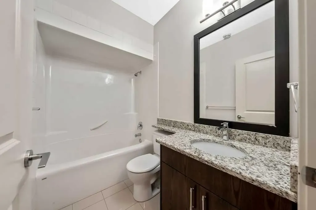 1136 17 Avenue NW Calgary AB T2M 0P6