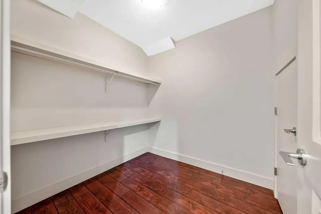 1136 17 Avenue NW Calgary AB T2M 0P6