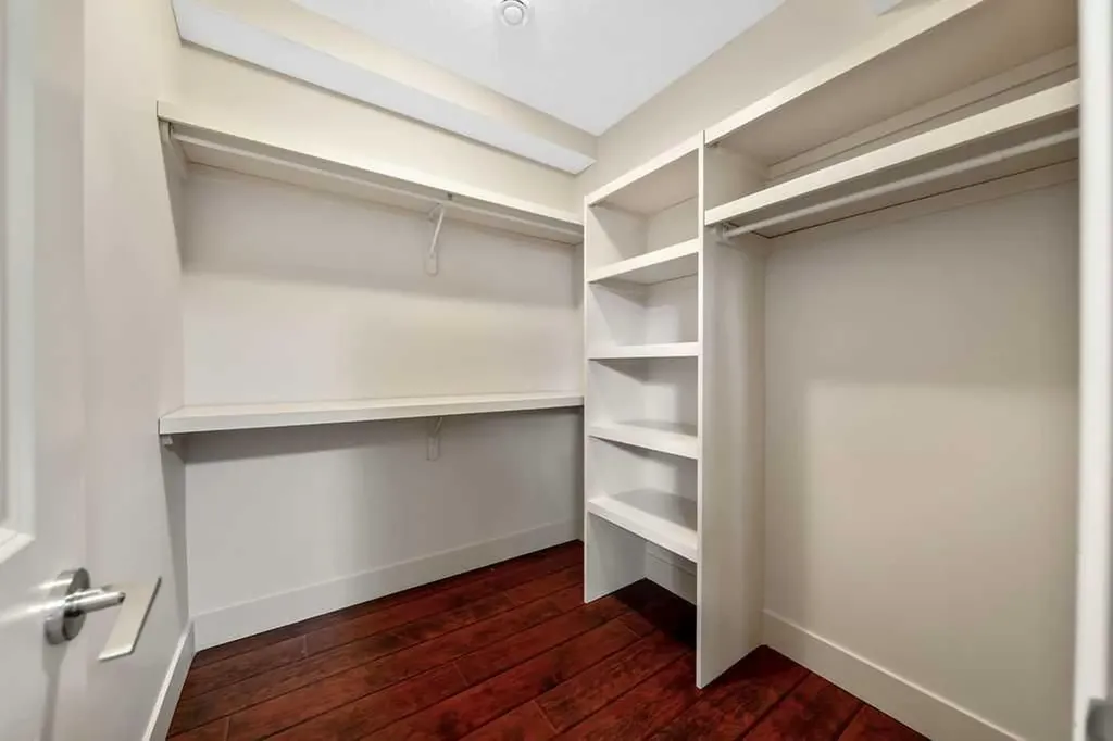 1136 17 Avenue NW Calgary AB T2M 0P6