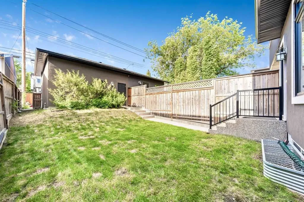 1136 17 Avenue NW Calgary AB T2M 0P6