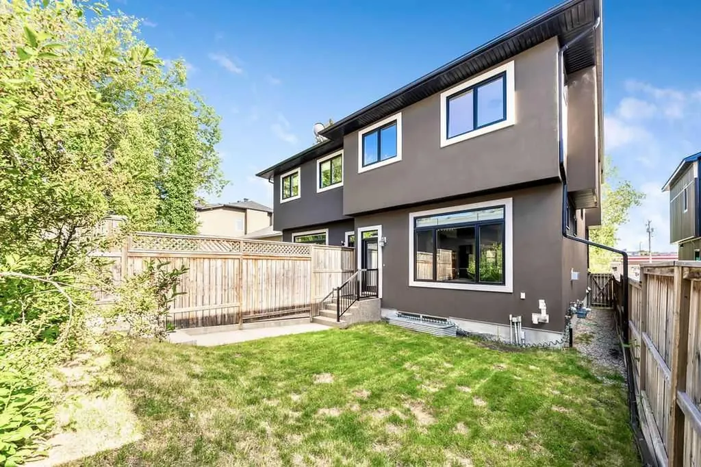 1136 17 Avenue NW Calgary AB T2M 0P6