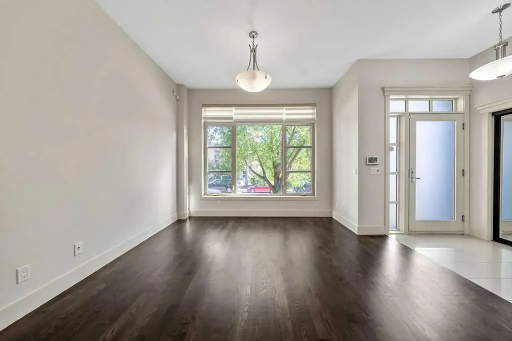 1136 17 Avenue NW Calgary AB T2M 0P6